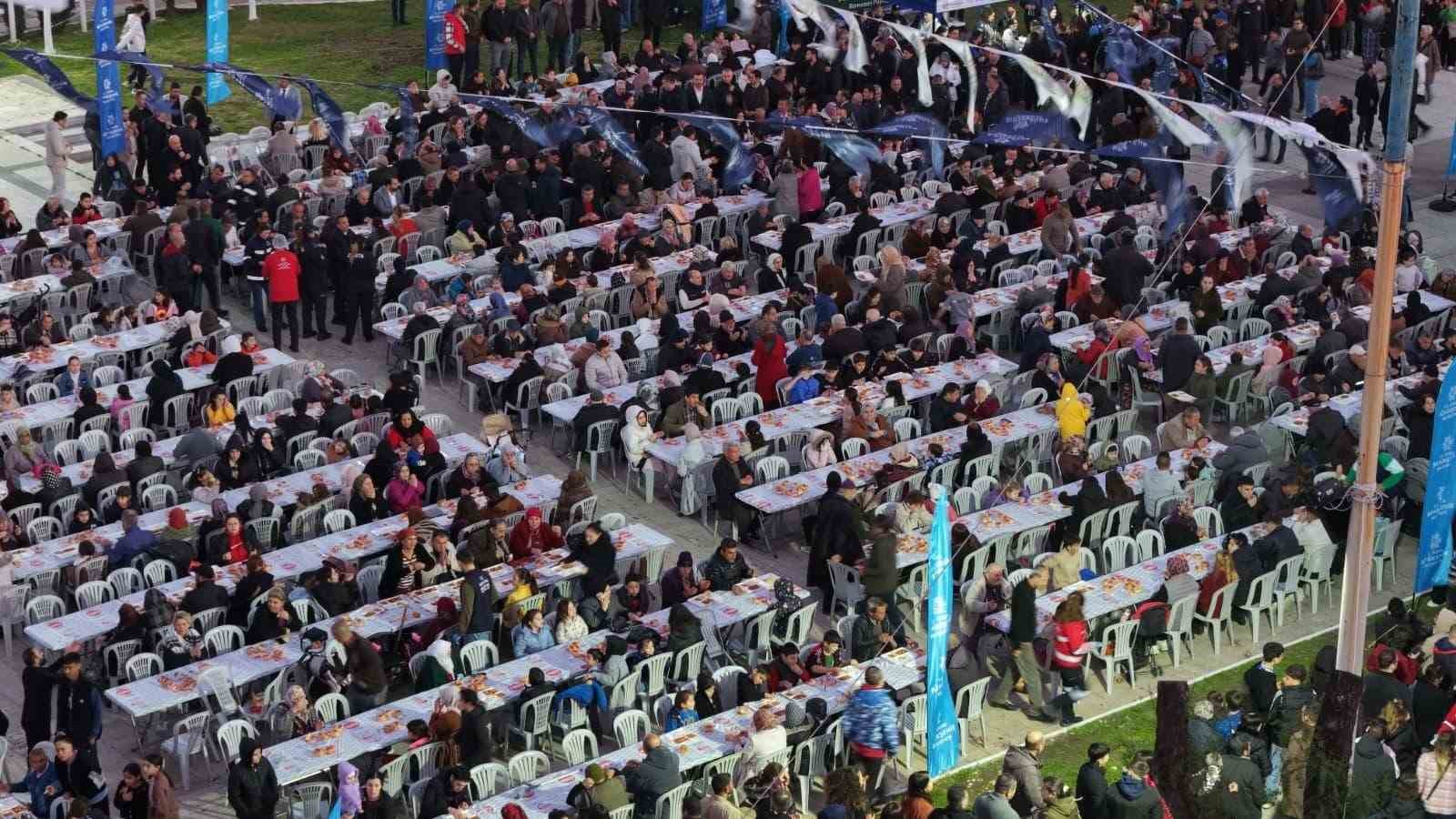 Başkan Çerçioğlu, İncirliova’da vatandaşlarla iftar sofrasında buluştu
Başkan Çerçioğlu, İncirliova’da vatandaşlarla iftar sofrasında buluştu