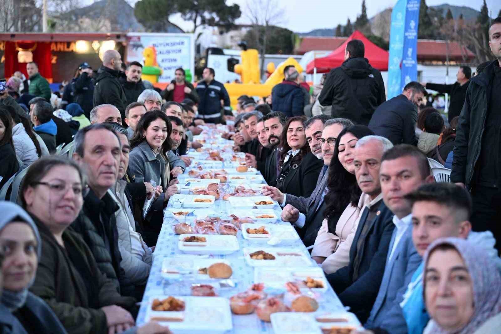 Başkan Çerçioğlu, İncirliova’da vatandaşlarla iftar sofrasında buluştu
Başkan Çerçioğlu, İncirliova’da vatandaşlarla iftar sofrasında buluştu