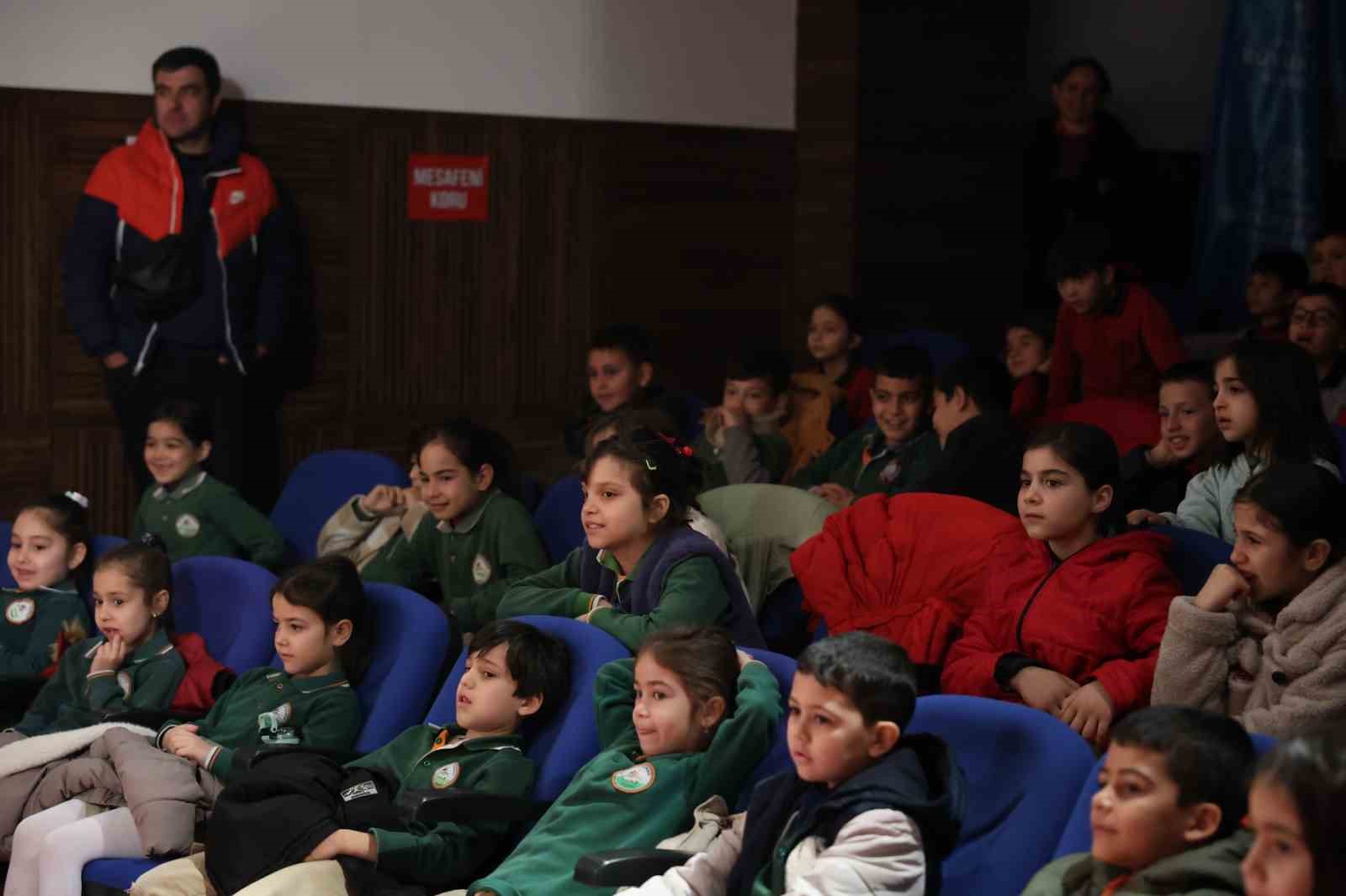 Başkan Çerçioğlu Koçarlı’da minikleri tiyatro ile buluşturdu
