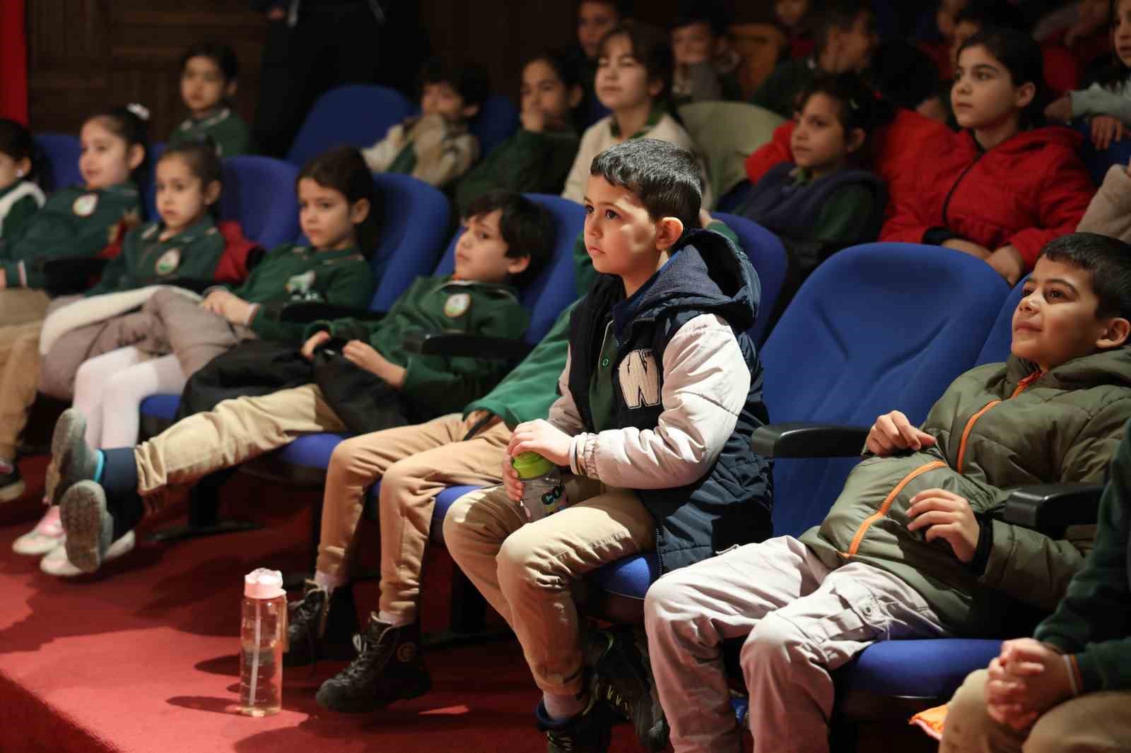 Başkan Çerçioğlu Koçarlı’da minikleri tiyatro ile buluşturdu
