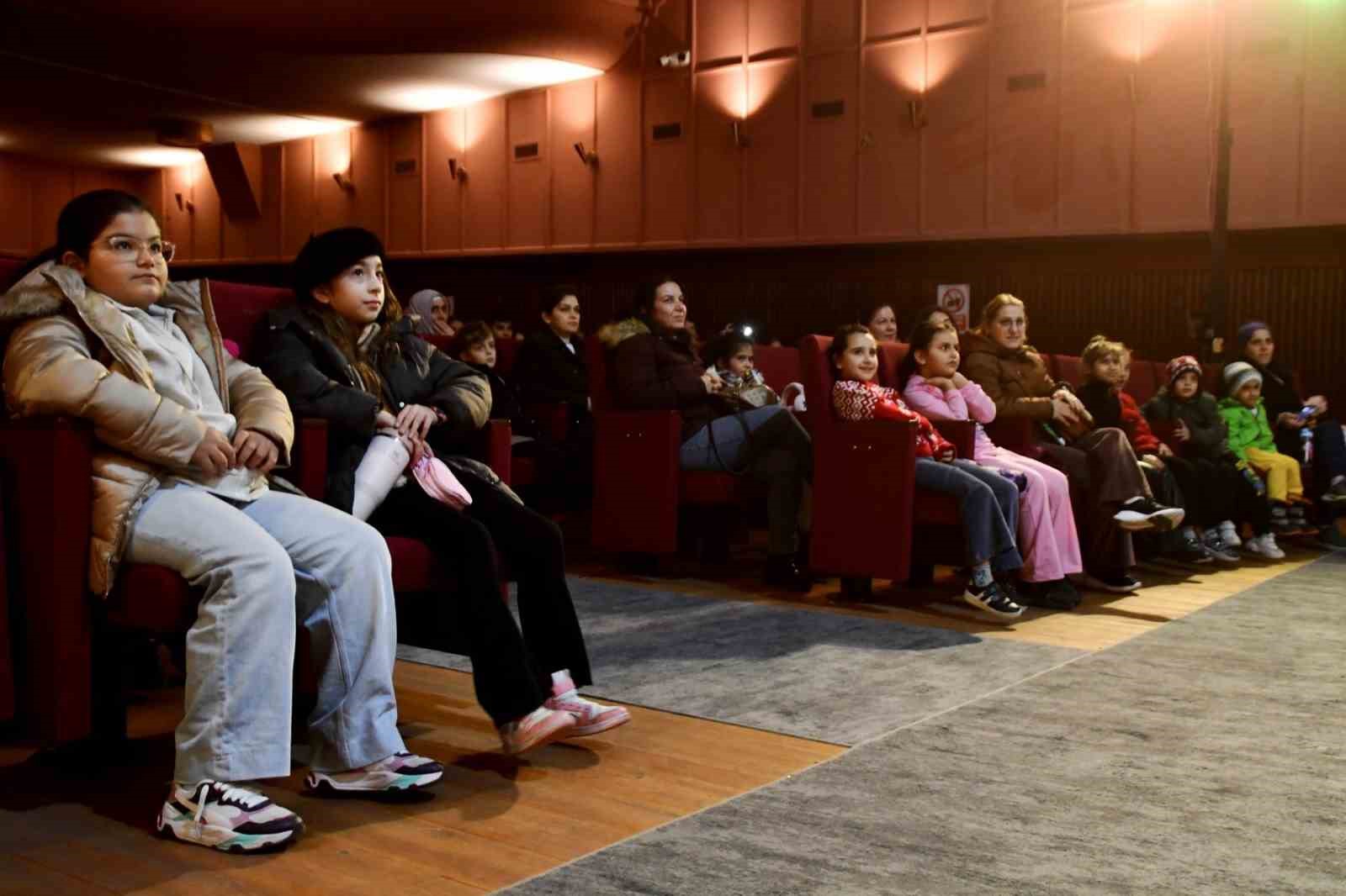 Başkan Çerçioğlu Sökeli çocukları tiyatro ile buluşturdu
