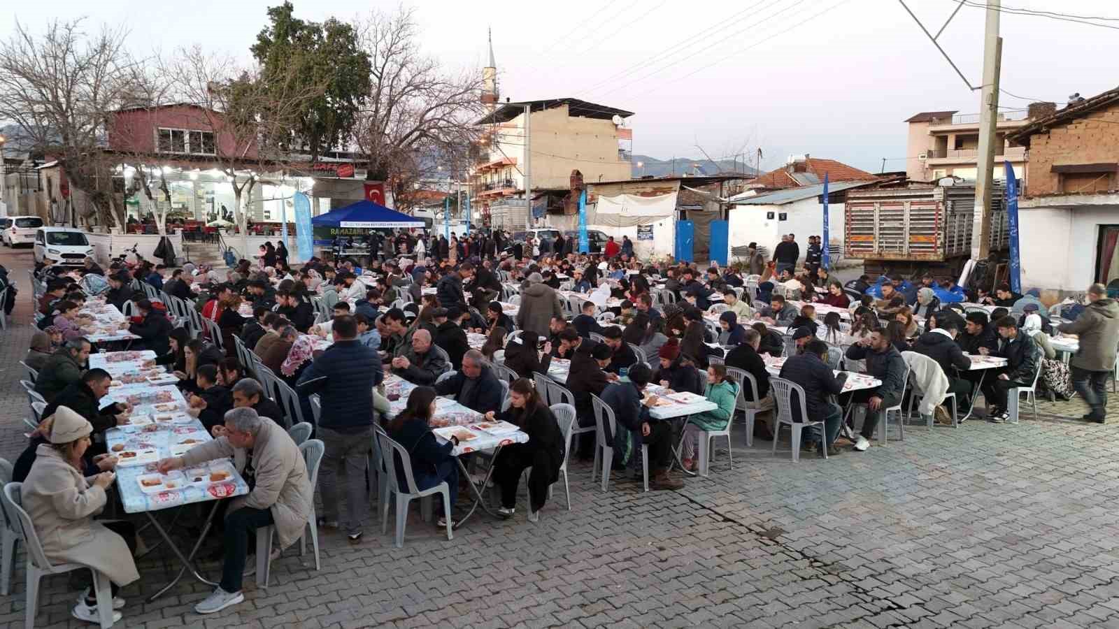 Başkan Çerçioğlu vatandaşları iftar sofrasında buluşturdu

