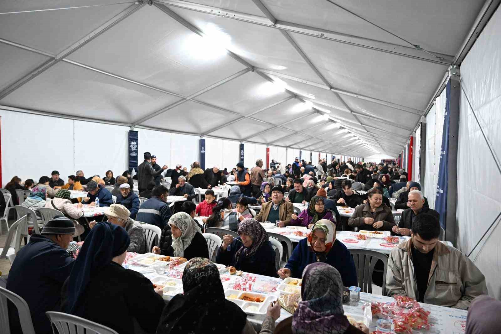 Başkan Çerçioğlu, vatandaşlarla iftar sofrasında bir araya geldi
