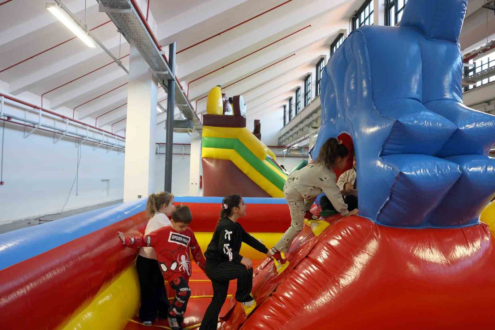 Başkan Çerçioğlu’ndan çocuklara karne hediyedi
