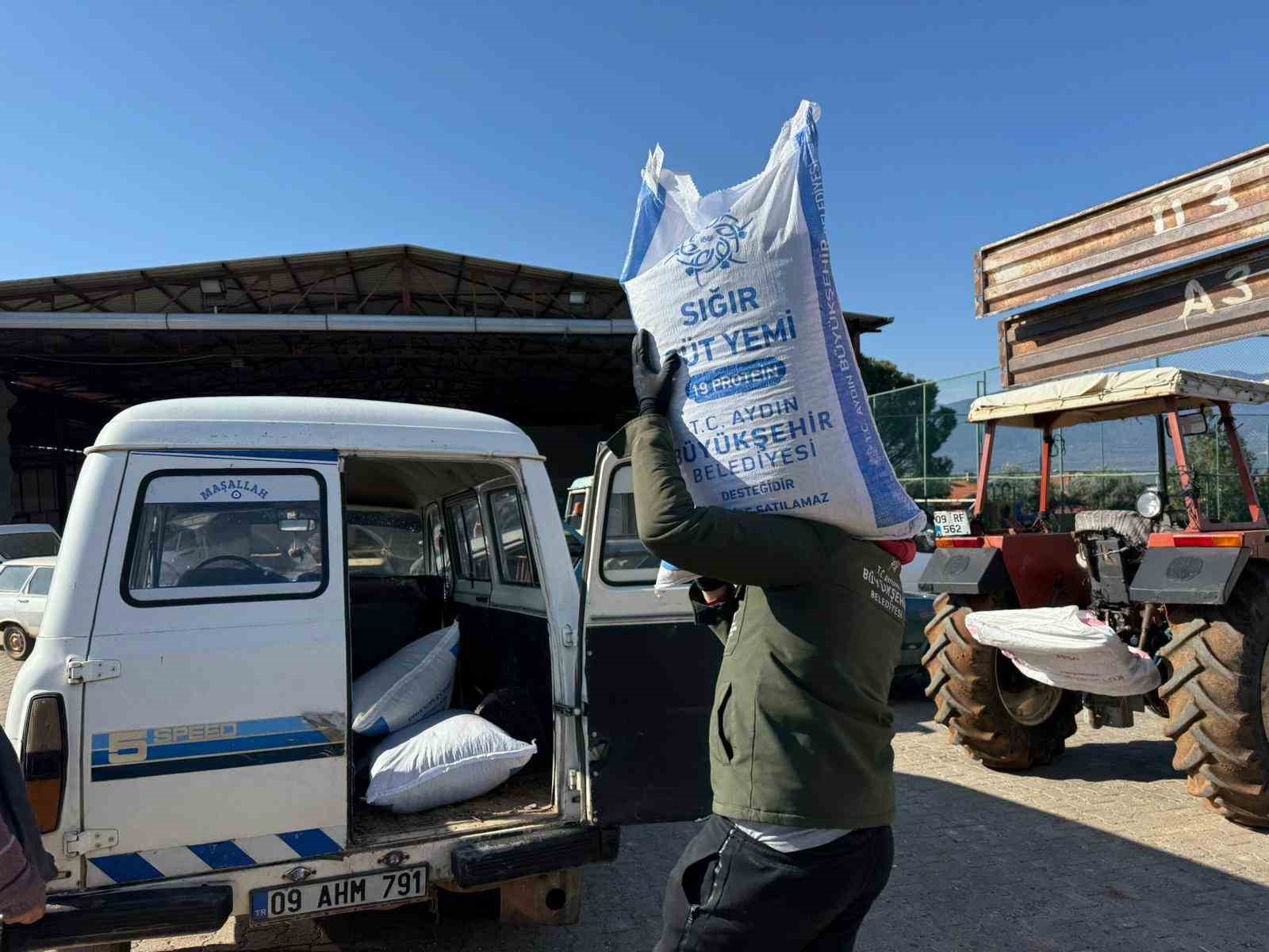 Başkan Çerçioğlu’ndan Karacasu’da küçük üreticilere yem desteği
