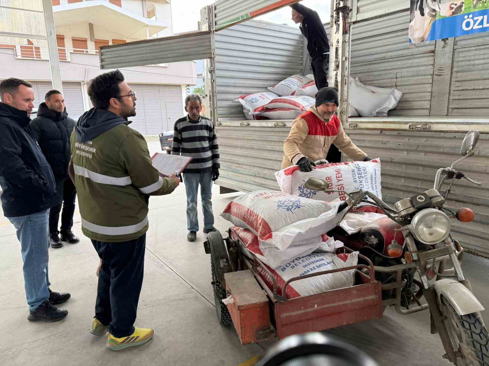 Başkan Çerçioğlu’nun küçük üreticilere yem destekleri devam ediyor

