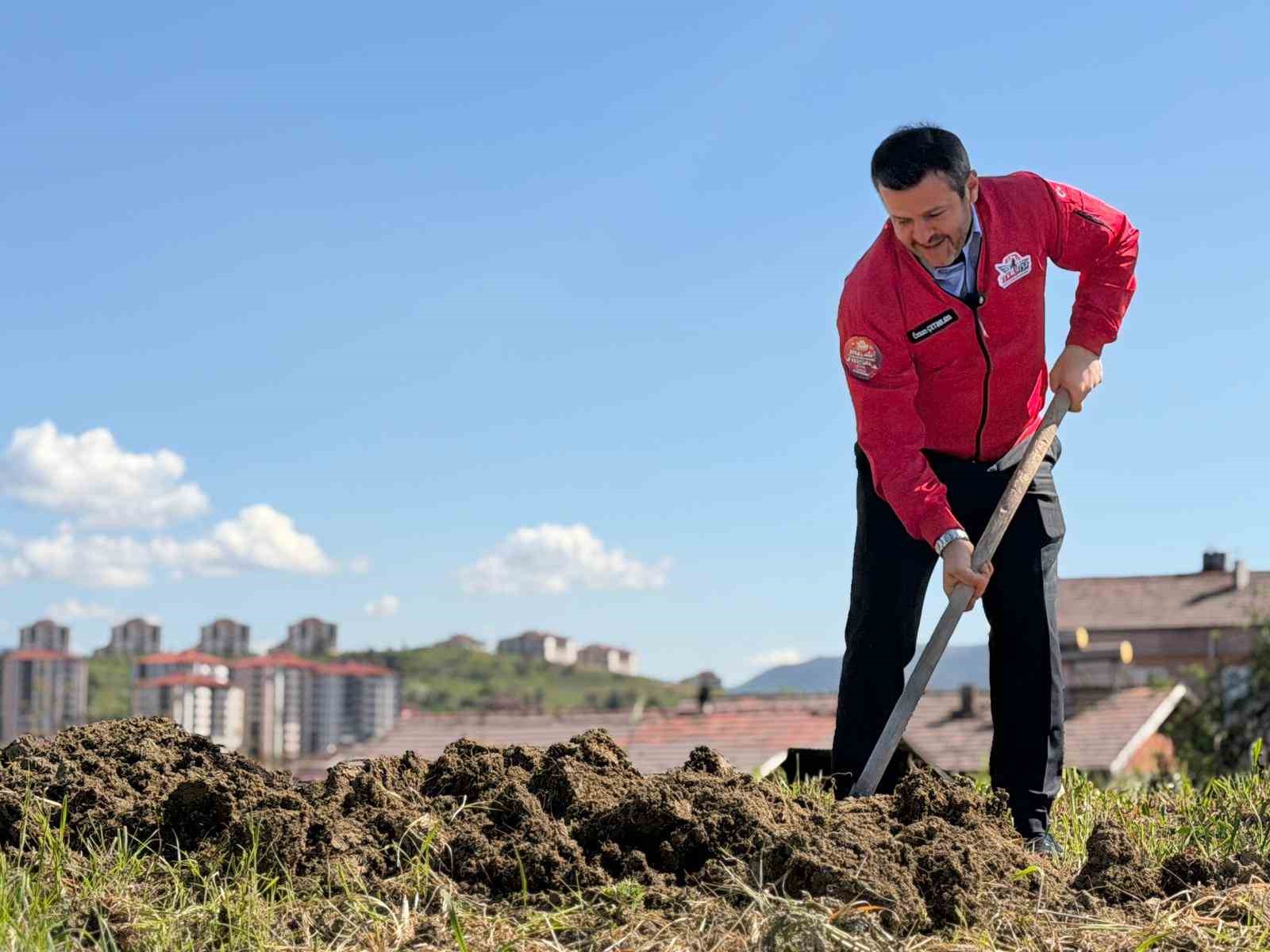 Başkan Çetinkaya bademin karşılığını emeğiyle ödedi
