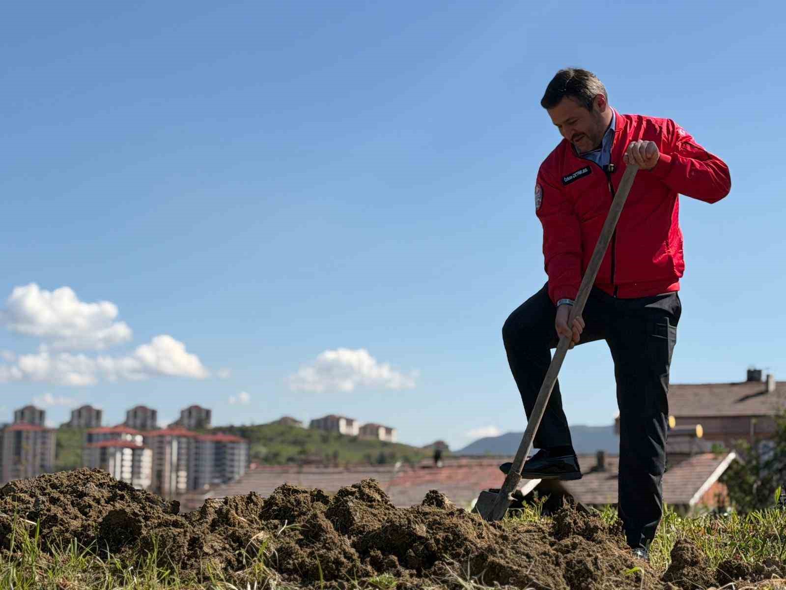 Başkan Çetinkaya bademin karşılığını emeğiyle ödedi
