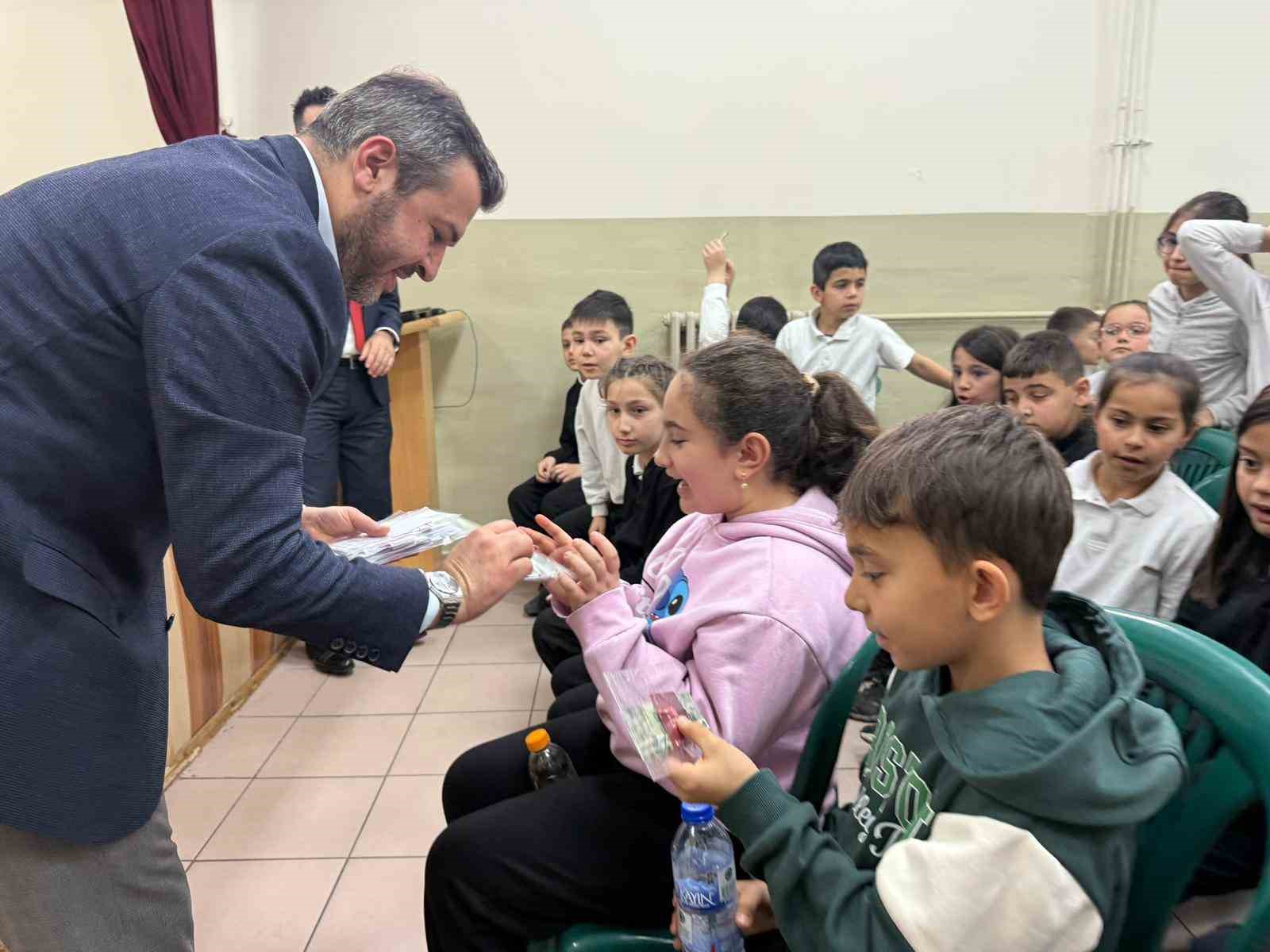 Başkan Çetinkaya’dan miniklere yerel yönetim dersi
