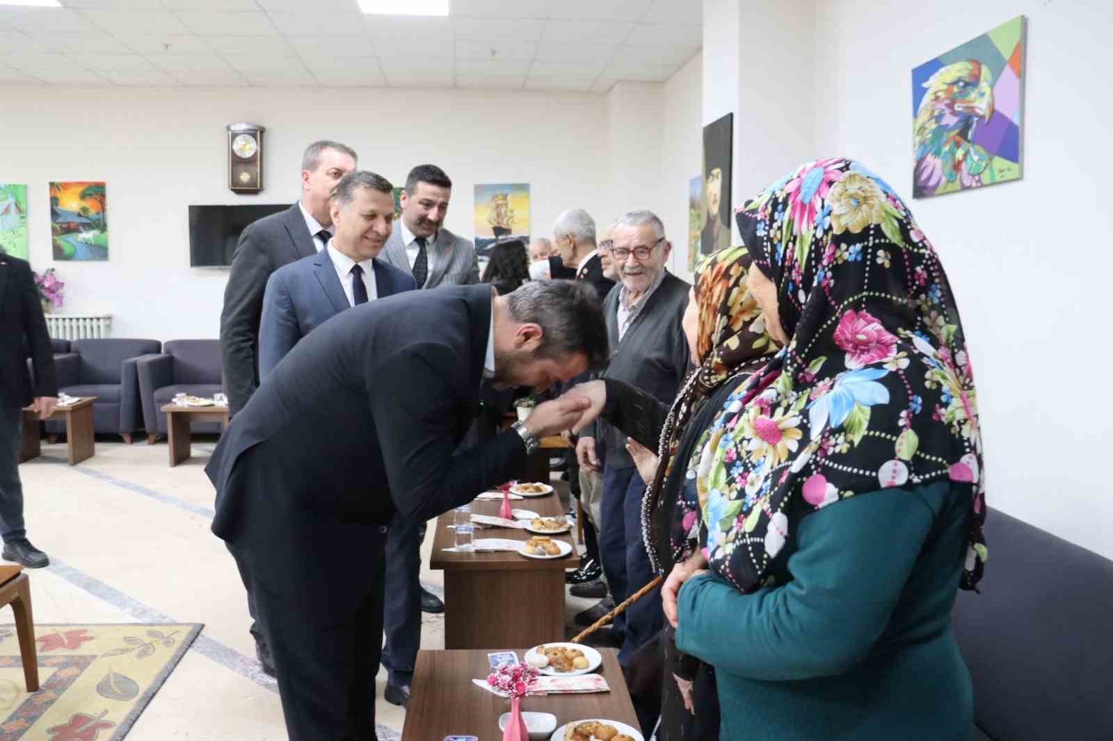 Başkan Çetinkaya’dan yaşlılara "vefa" ziyareti
