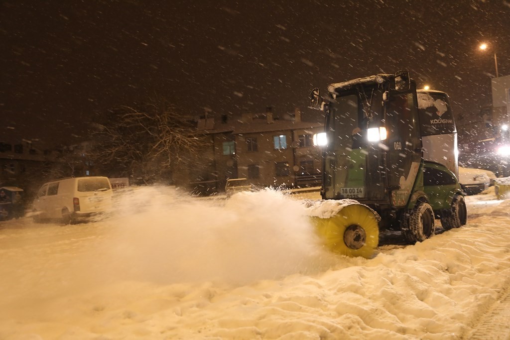 Başkan Çolakbayrakdar: "Bereketle gelen kar yağışına karşı çalışmalar aralıksız sürüyor"

