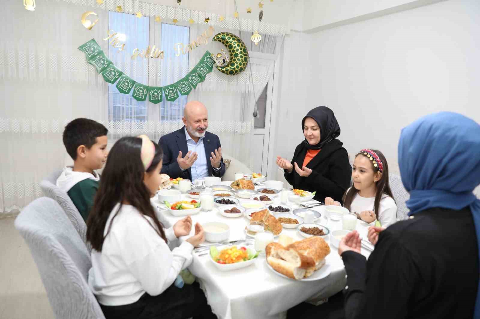 Başkan Çolakbayrakdar: "Büyük bir aile olmanın mutluluğunu iftar sofralarında yaşıyoruz"
Başkan Çolakbayrakdar: "Büyük bir aile olmanın mutluluğunu iftar sofralarında yaşıyoruz"
