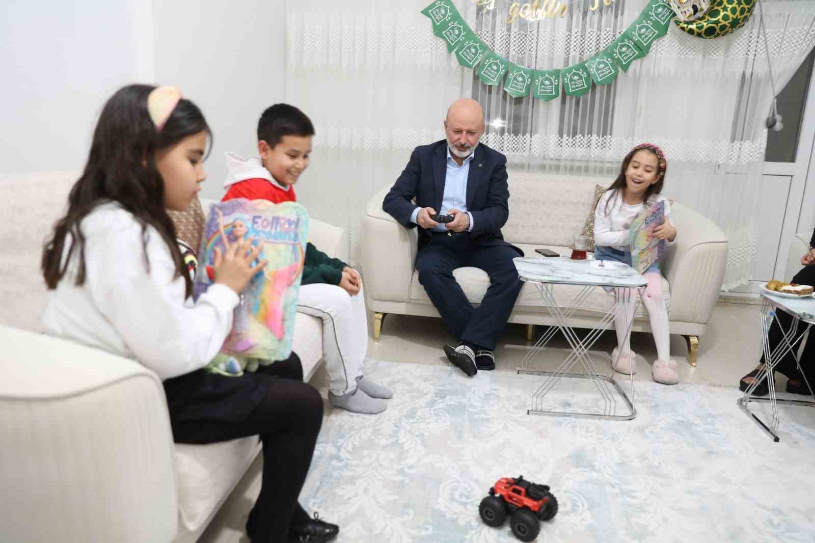 Başkan Çolakbayrakdar: "Büyük bir aile olmanın mutluluğunu iftar sofralarında yaşıyoruz"
Başkan Çolakbayrakdar: "Büyük bir aile olmanın mutluluğunu iftar sofralarında yaşıyoruz"