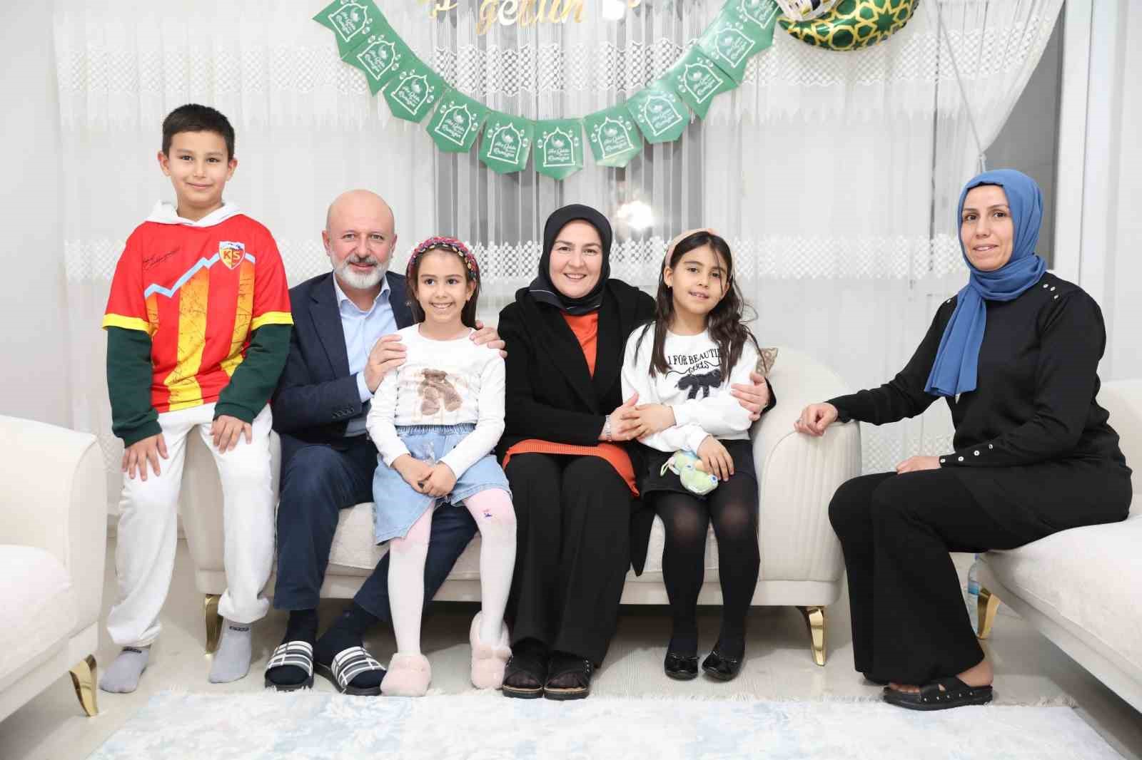 Başkan Çolakbayrakdar: "Büyük bir aile olmanın mutluluğunu iftar sofralarında yaşıyoruz"
Başkan Çolakbayrakdar: "Büyük bir aile olmanın mutluluğunu iftar sofralarında yaşıyoruz"