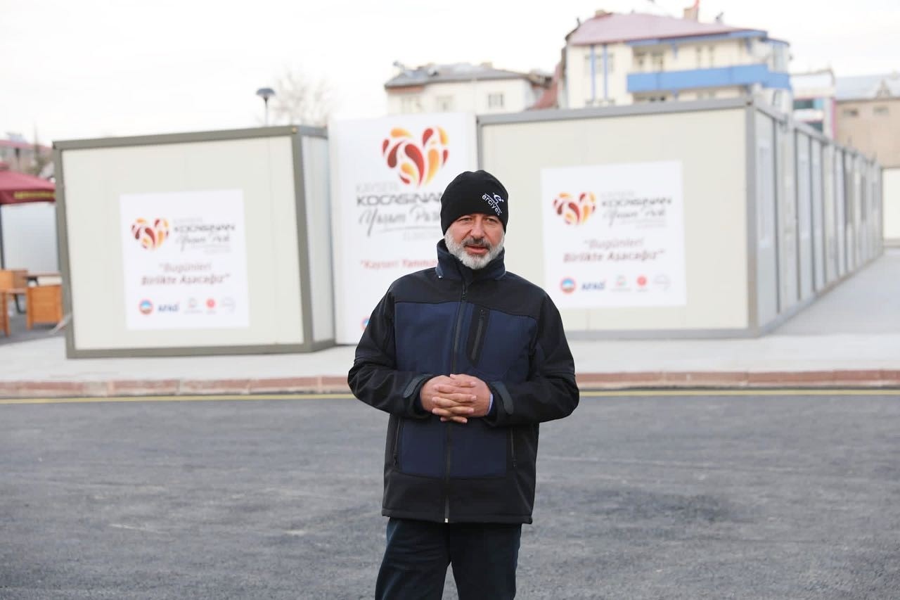 Başkan Çolakbayrakdar: "Depremzede kardeşlerimizin her daim yanındayız"
