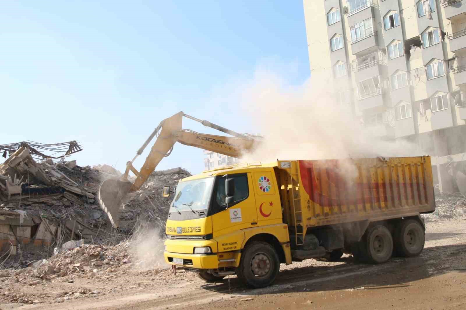 Başkan Çolakbayrakdar: "Depremzede kardeşlerimizin her daim yanındayız"
