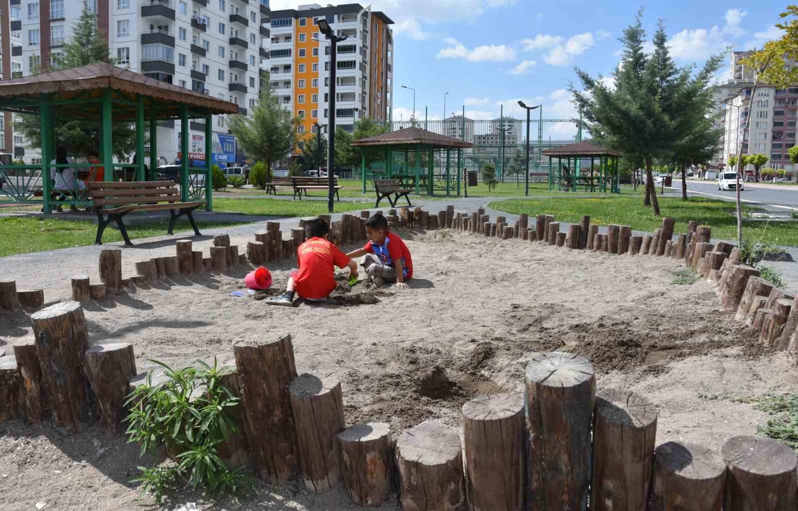 Başkan Çolakbayrakdar: "Evlatlarımız için her parka toprak alan yapıyoruz"
