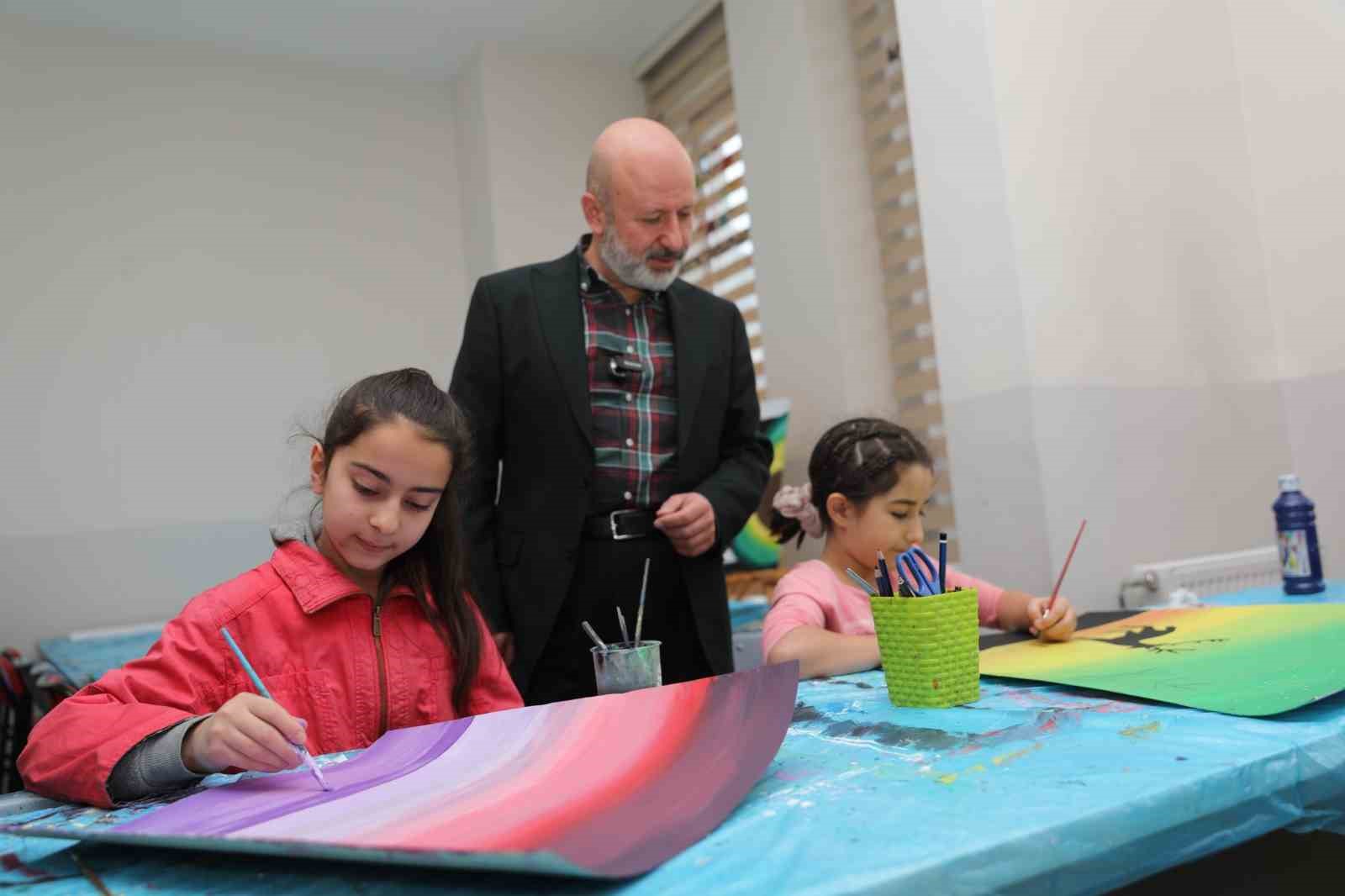 Başkan Çolakbayrakdar: Evlatlarımız tatilde eğlenirken öğreniyor"
Başkan Çolakbayrakdar: Evlatlarımız tatilde eğlenirken öğreniyor"
