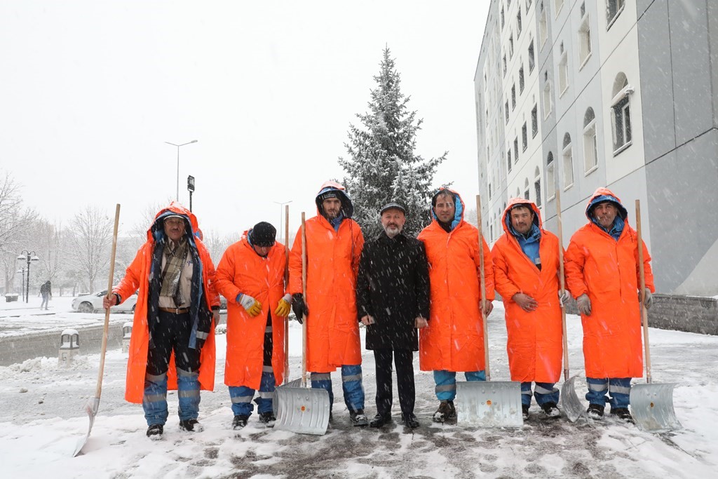 Başkan Çolakbayrakdar: "Gece gündüz demeden merkez ve kırsalda kar temizliği devam ediyor"
