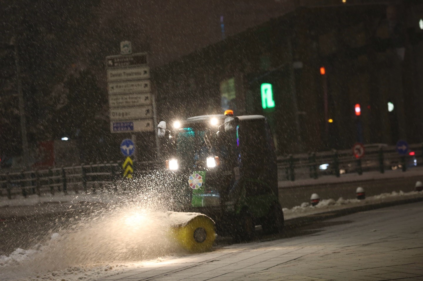 Başkan Çolakbayrakdar: "Gece gündüz demeden merkez ve kırsalda kar temizliği devam ediyor"
