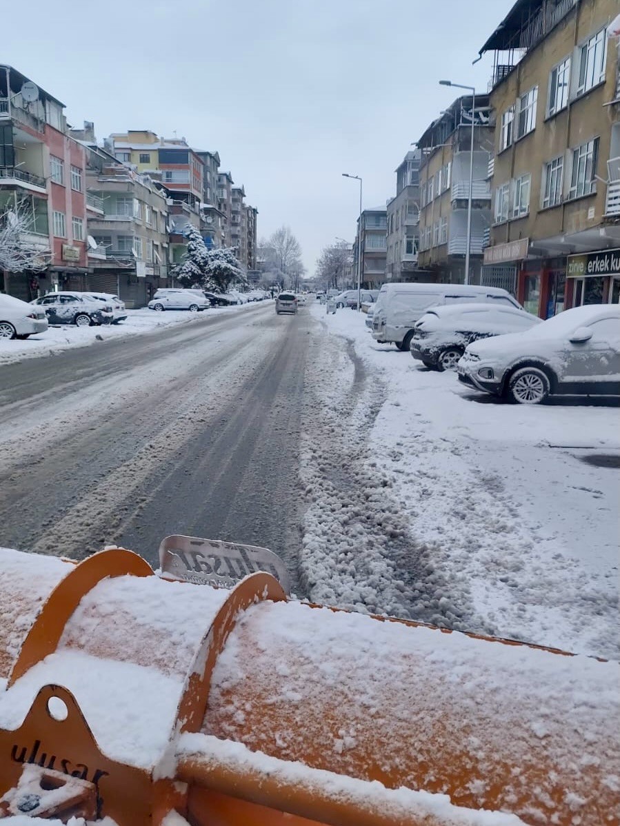 Başkan Çolakbayrakdar: "Gece gündüz demeden merkez ve kırsalda kar temizliği devam ediyor"
