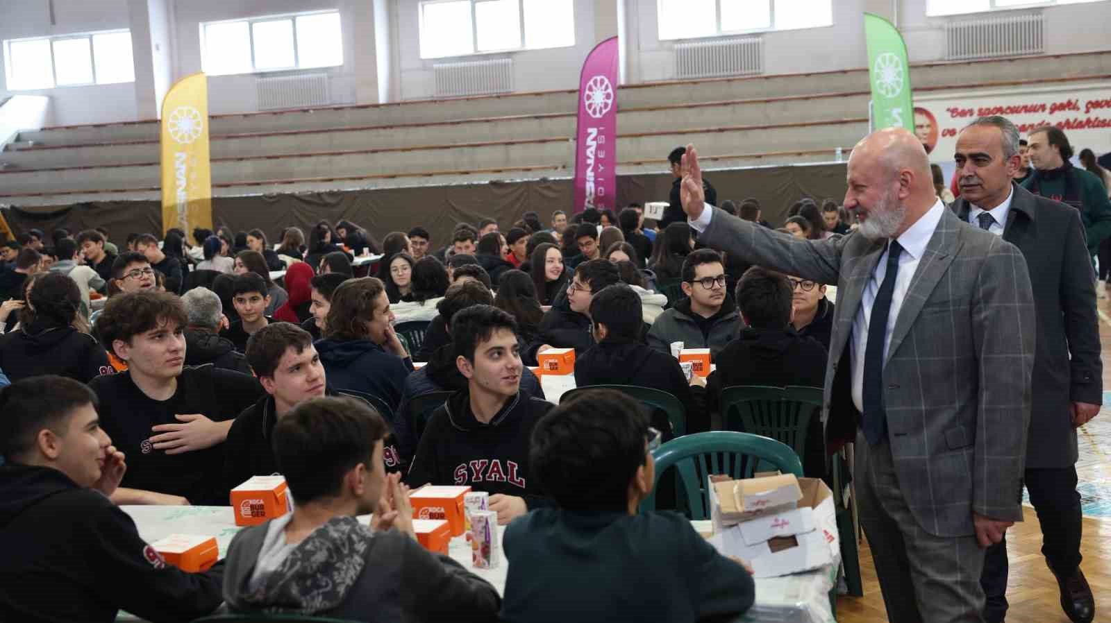 Başkan Çolakbayrakdar: "Güçlü Türkiye’nin temeli gençlerimizdir"
