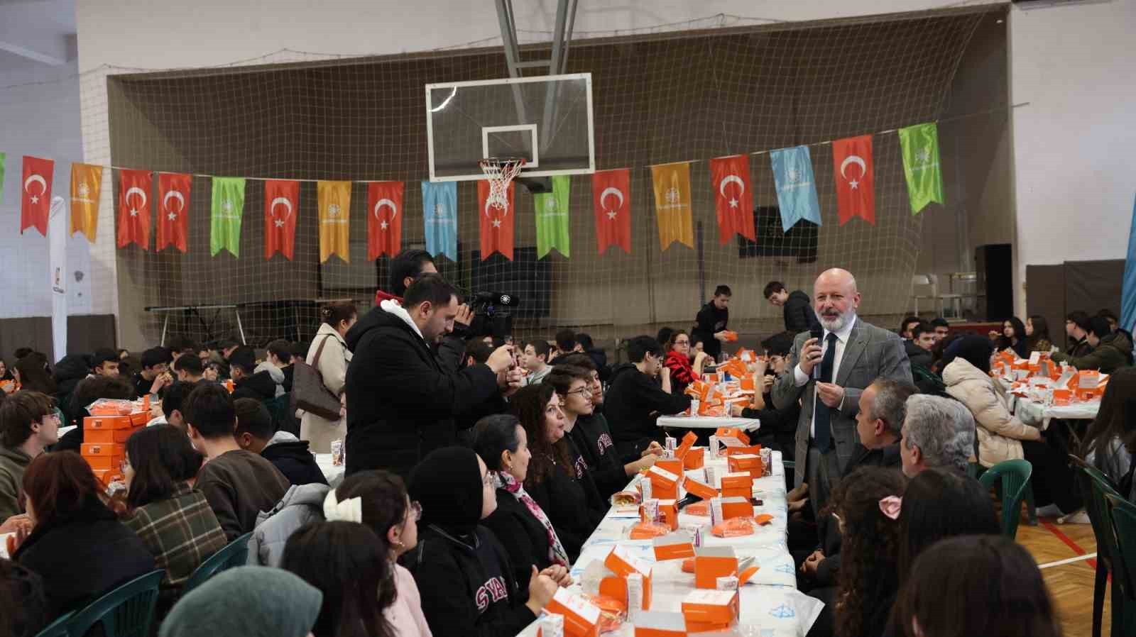 Başkan Çolakbayrakdar: "Güçlü Türkiye’nin temeli gençlerimizdir"
