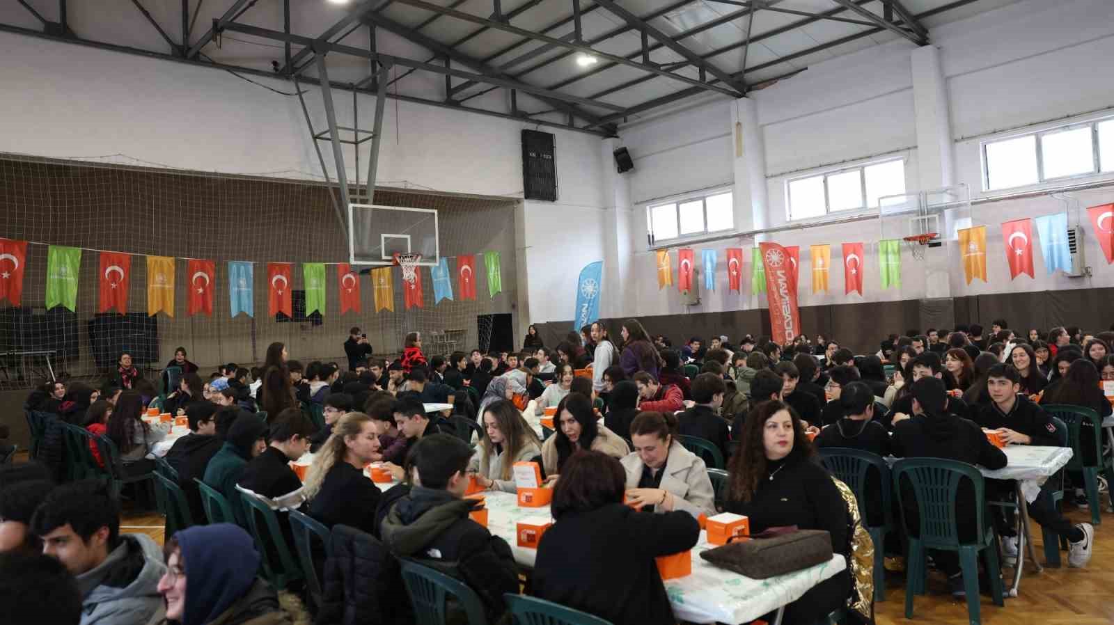 Başkan Çolakbayrakdar: "Güçlü Türkiye’nin temeli gençlerimizdir"
