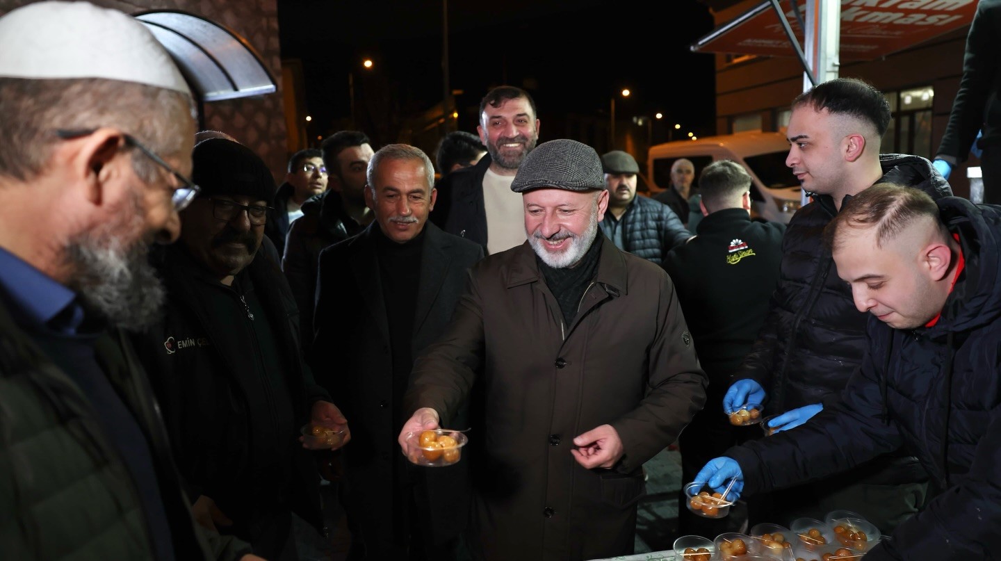 Başkan Çolakbayrakdar her gün bir mahallede
