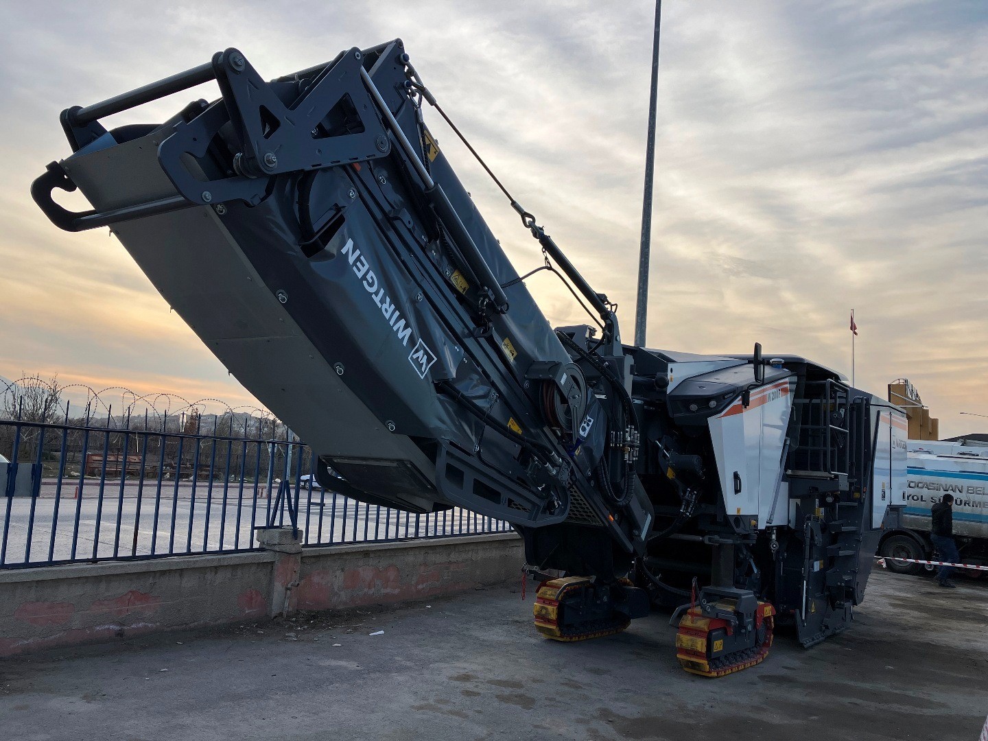 Başkan Çolakbayrakdar: "İlk ve tek çevreci asfalt freze aracımızla doğayı koruyor, ekonomiye güç katıyoruz"
