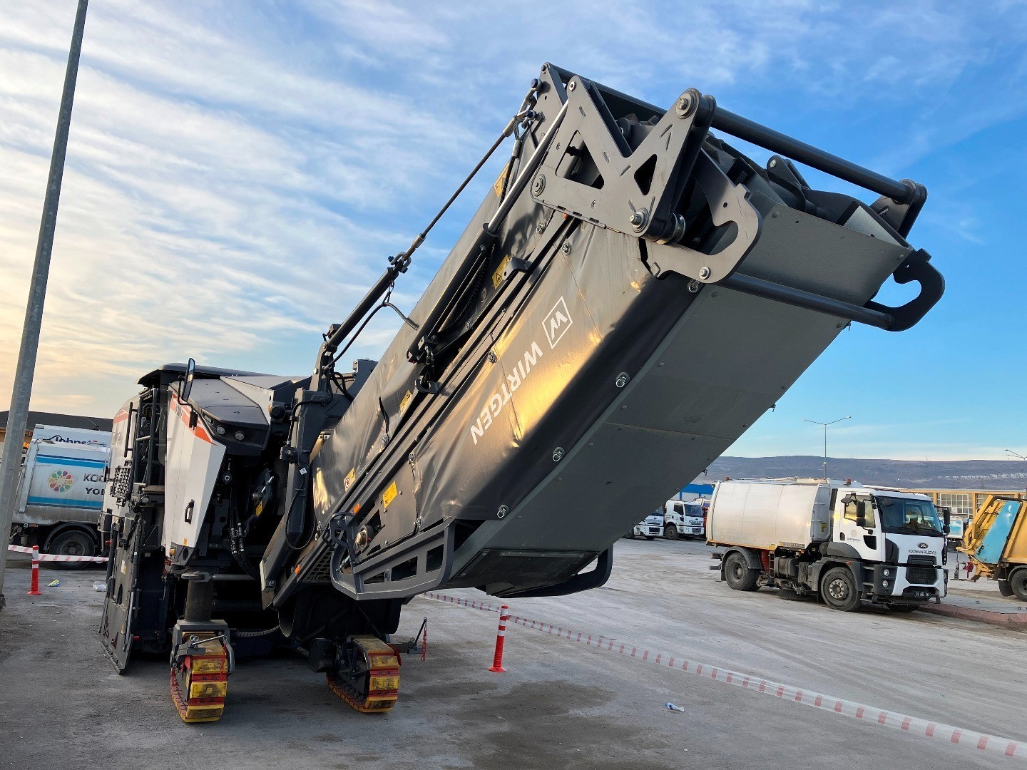 Başkan Çolakbayrakdar: "İlk ve tek çevreci asfalt freze aracımızla doğayı koruyor, ekonomiye güç katıyoruz"
