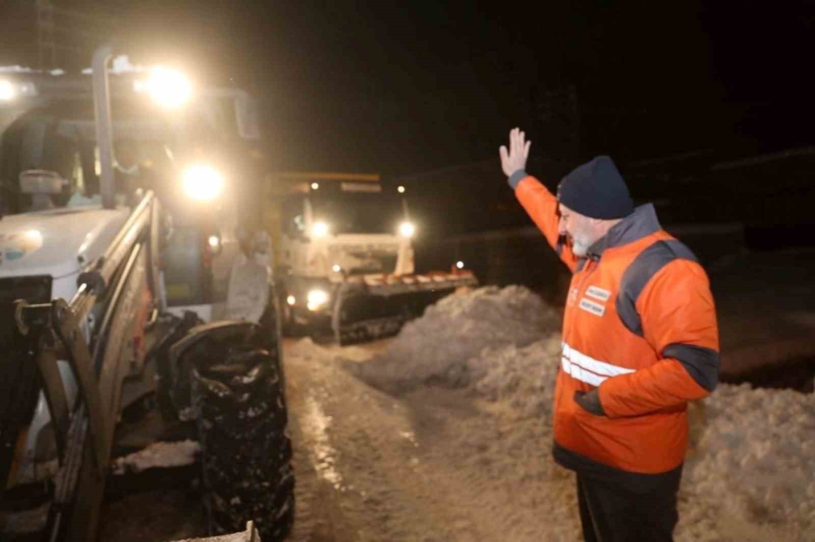 Başkan Çolakbayrakdar: "Kar yağışı ve don tehlikesine karşı 3 vardiya 24 saat çalışıyoruz"
