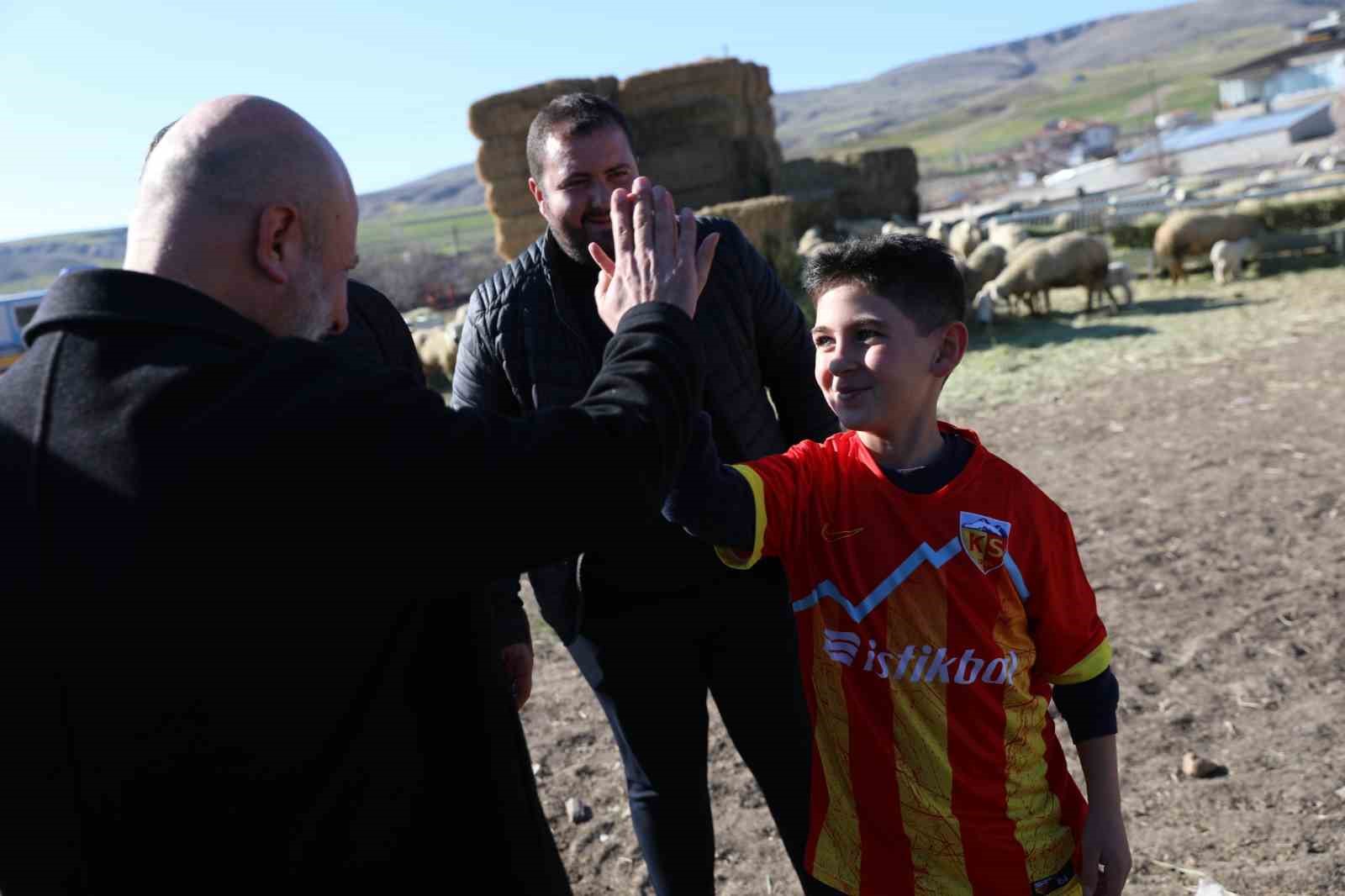 Başkan Çolakbayrakdar: "Kırsal mahallelerimizin köy kimliğini geleceğe taşıyoruz"
