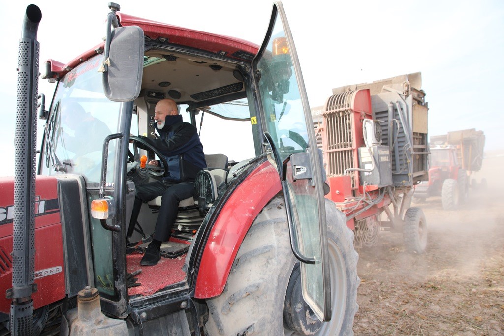 Başkan Çolakbayrakdar: "Kırsal mahallelerimizin köy kimliğini geleceğe taşıyoruz"
