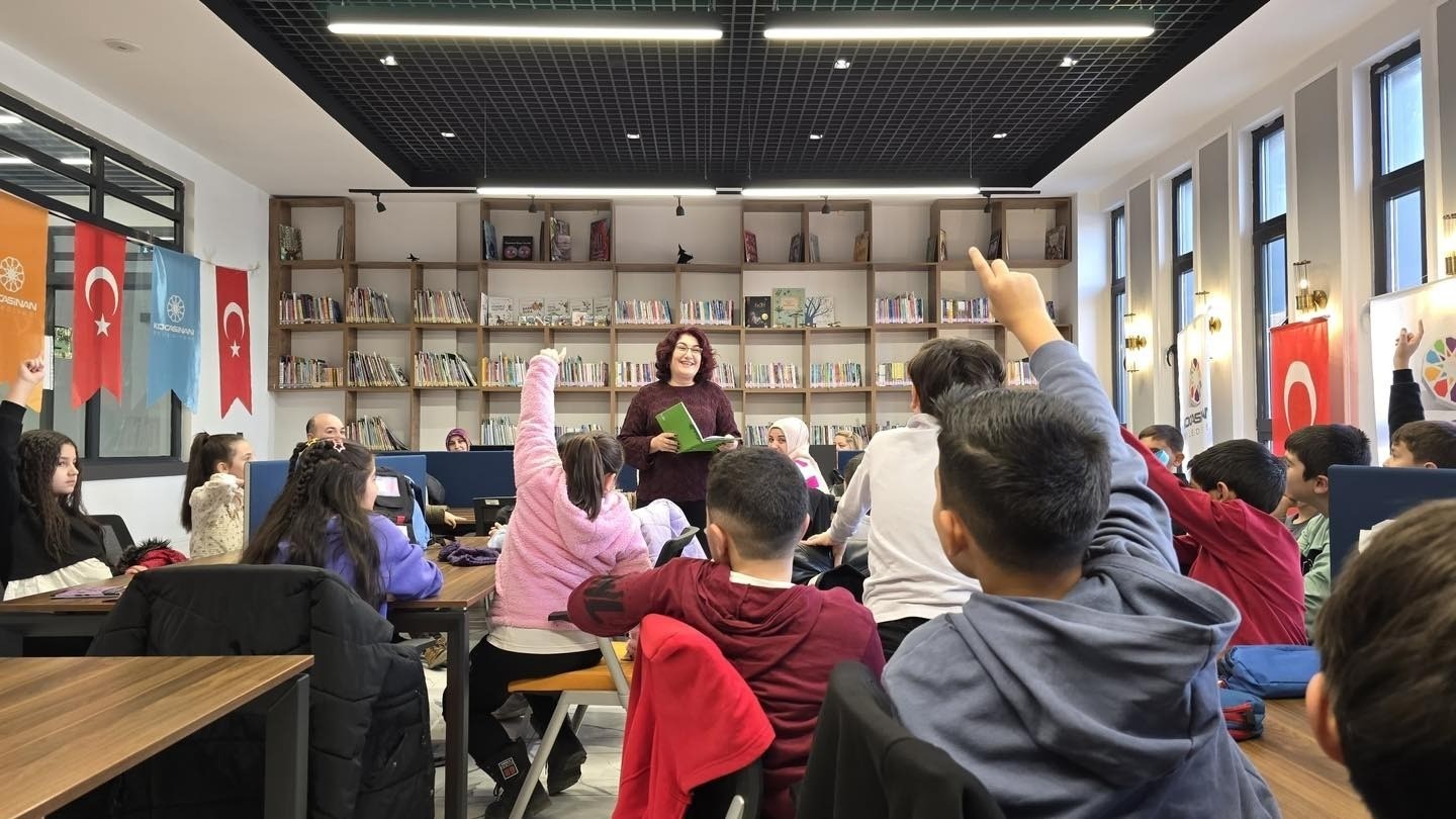 Başkan Çolakbayrakdar: "Kütüphaneler haftası vesilesiyle bilgiyle büyüyen bir şehir inşa ediyoruz"
