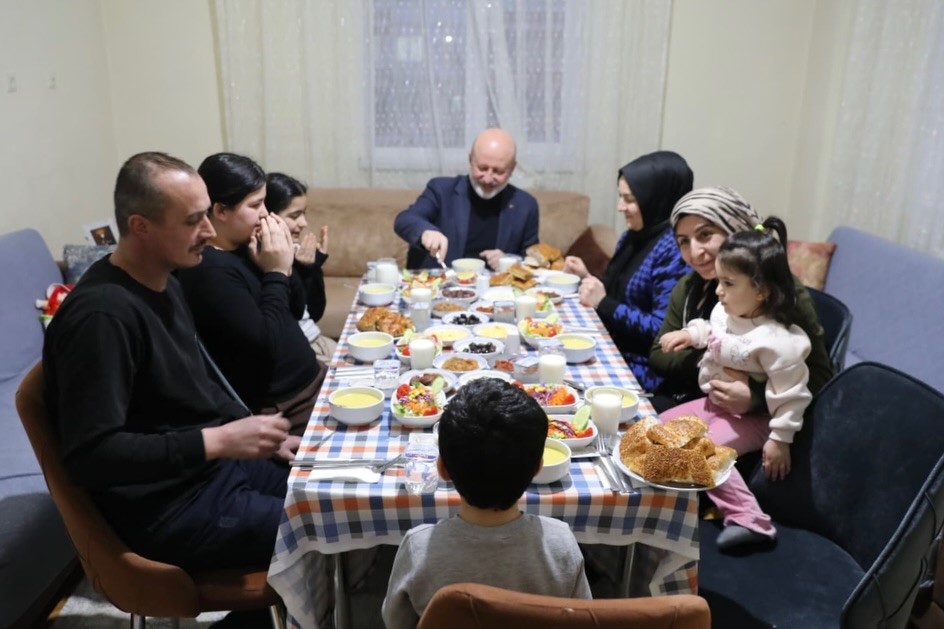 Başkan Çolakbayrakdar: "Ramazan’ın bereketini hemşehrilerimle aynı sofrada paylaşıyoruz"
