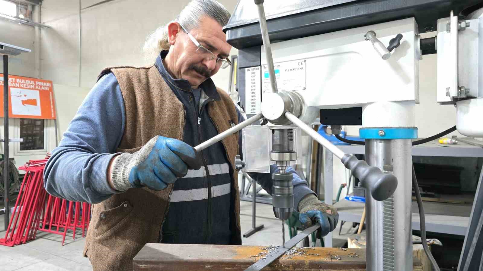 Başkan Çolakbayrakdar: "Şehrimizin ihtiyaçlarını fabrika gibi çalışan kendi atölyelerimizde üretiyoruz"
