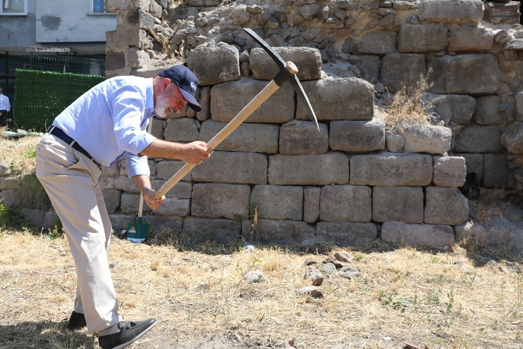Başkan Çolakbayrakdar: "Şehrimizin ilk medresesi, şehir akademisi kimliğiyle yeniden hayat bulacak"

