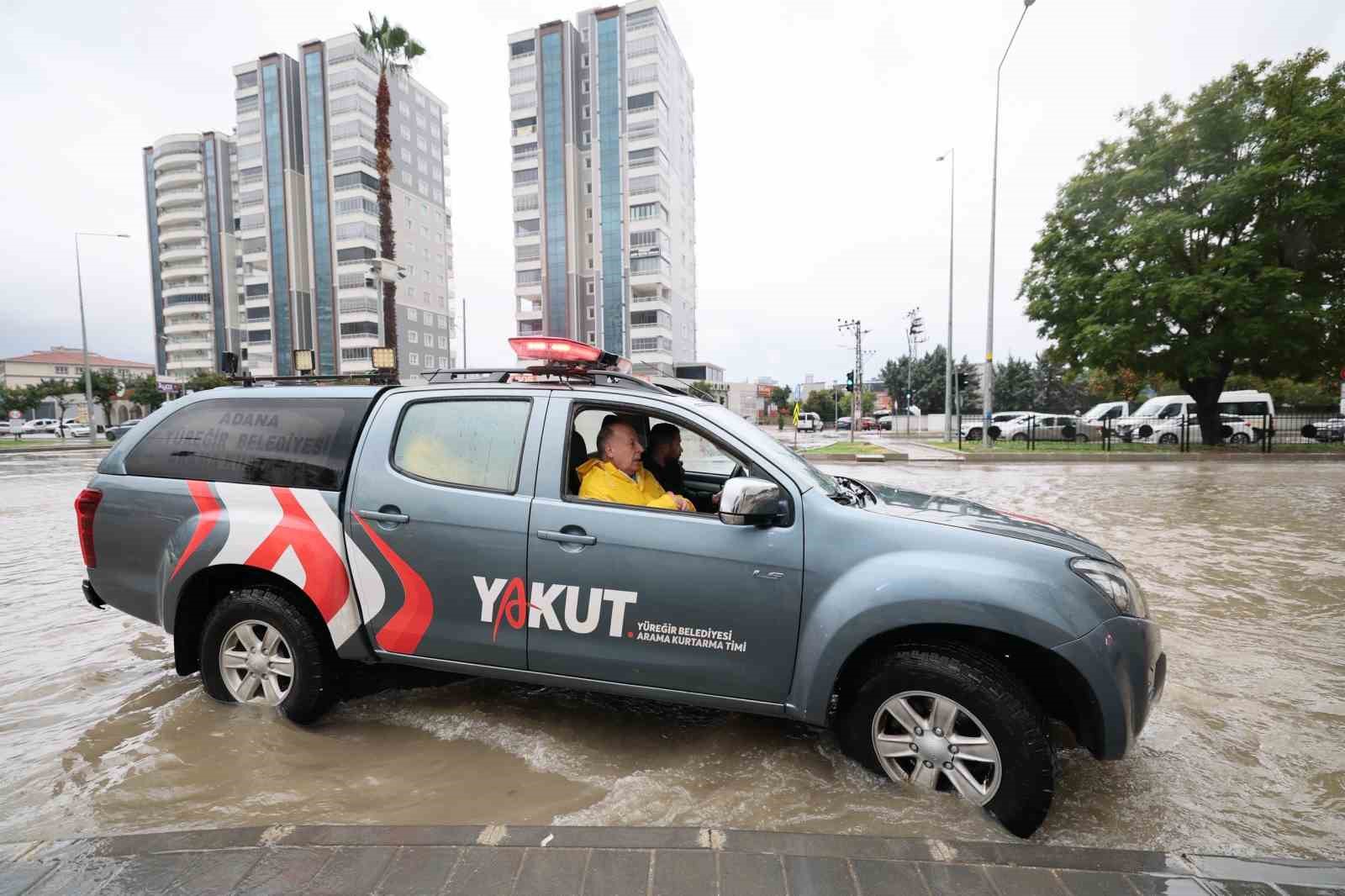Başkan Demirçalı, yoğun sağanakta ekiplerle sahada

