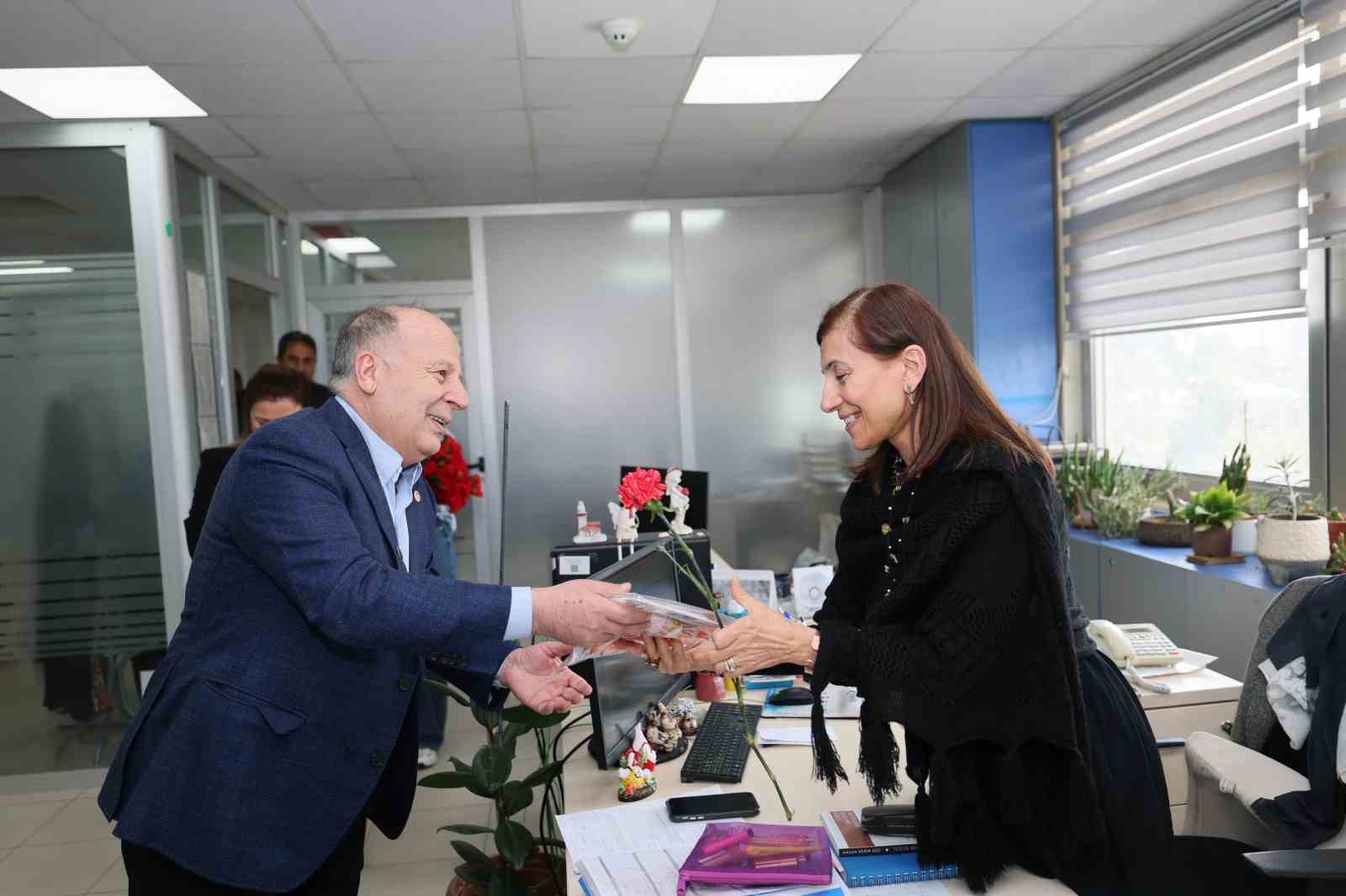Başkan Demirçalı’dan kadın personele karanfil
