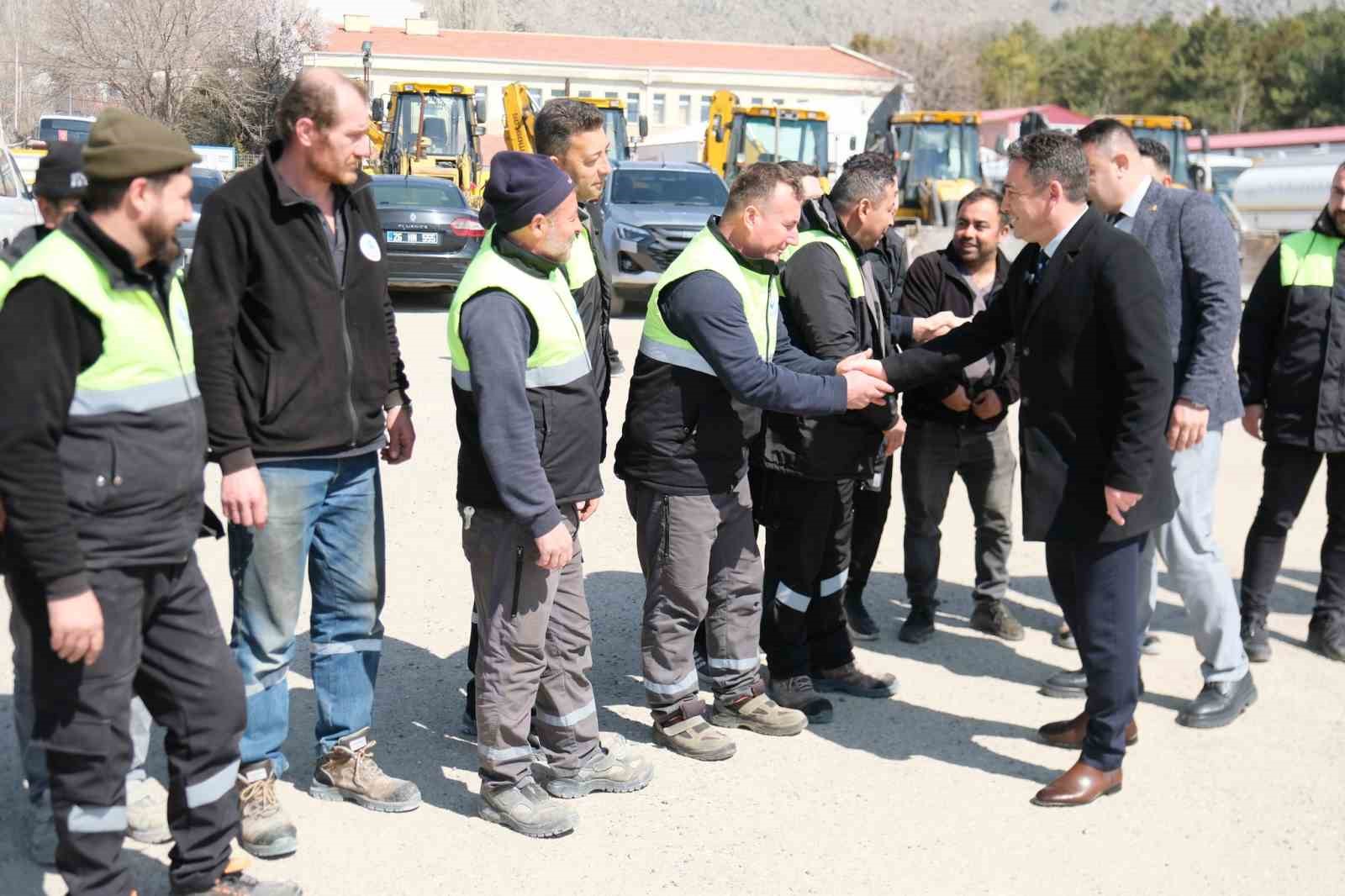 Başkan Dökmeci’den yüzleri güldüren bayram ikramiyesi
