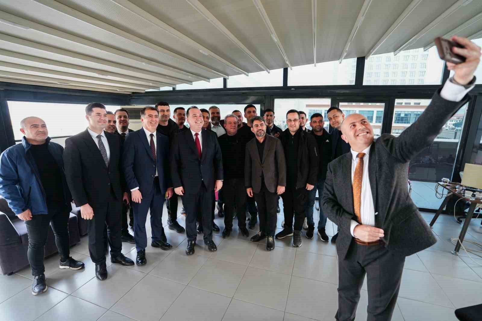 Başkan Dutlulu, Büyükşehir ve MASKİ personeliyle bayramlaştı
