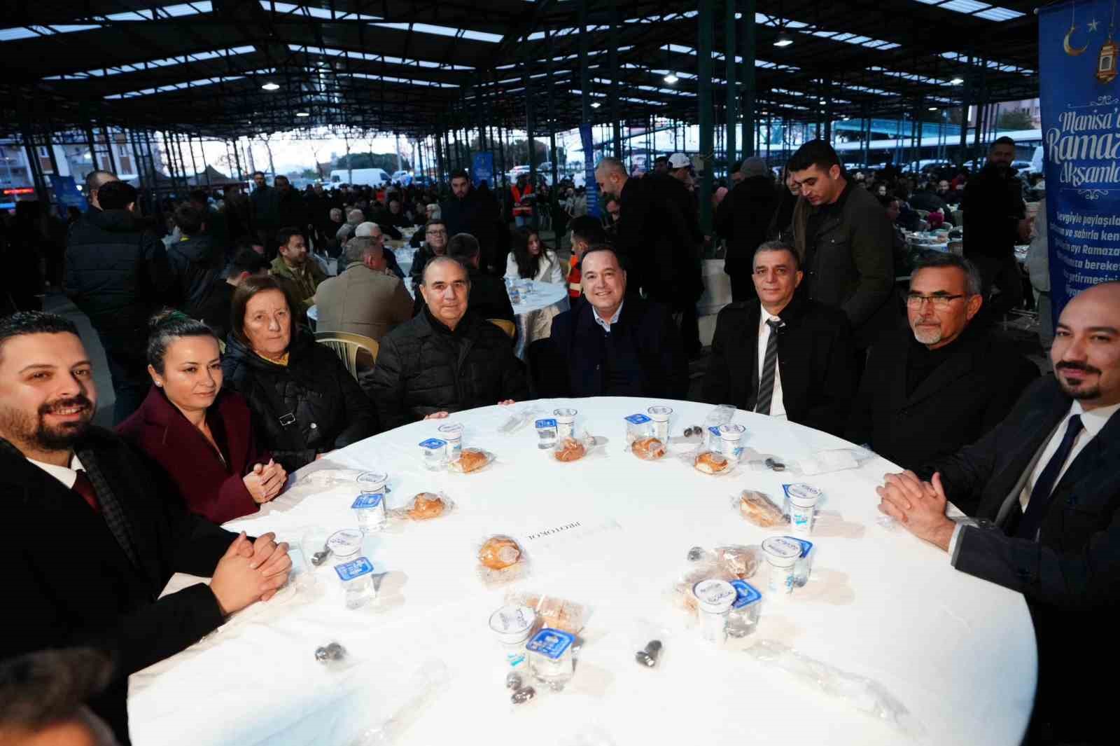 Başkan Dutlulu, Selendililer Derneği’nin iftar programına katıldı
Başkan Dutlulu, Selendililer Derneği’nin iftar programına katıldı