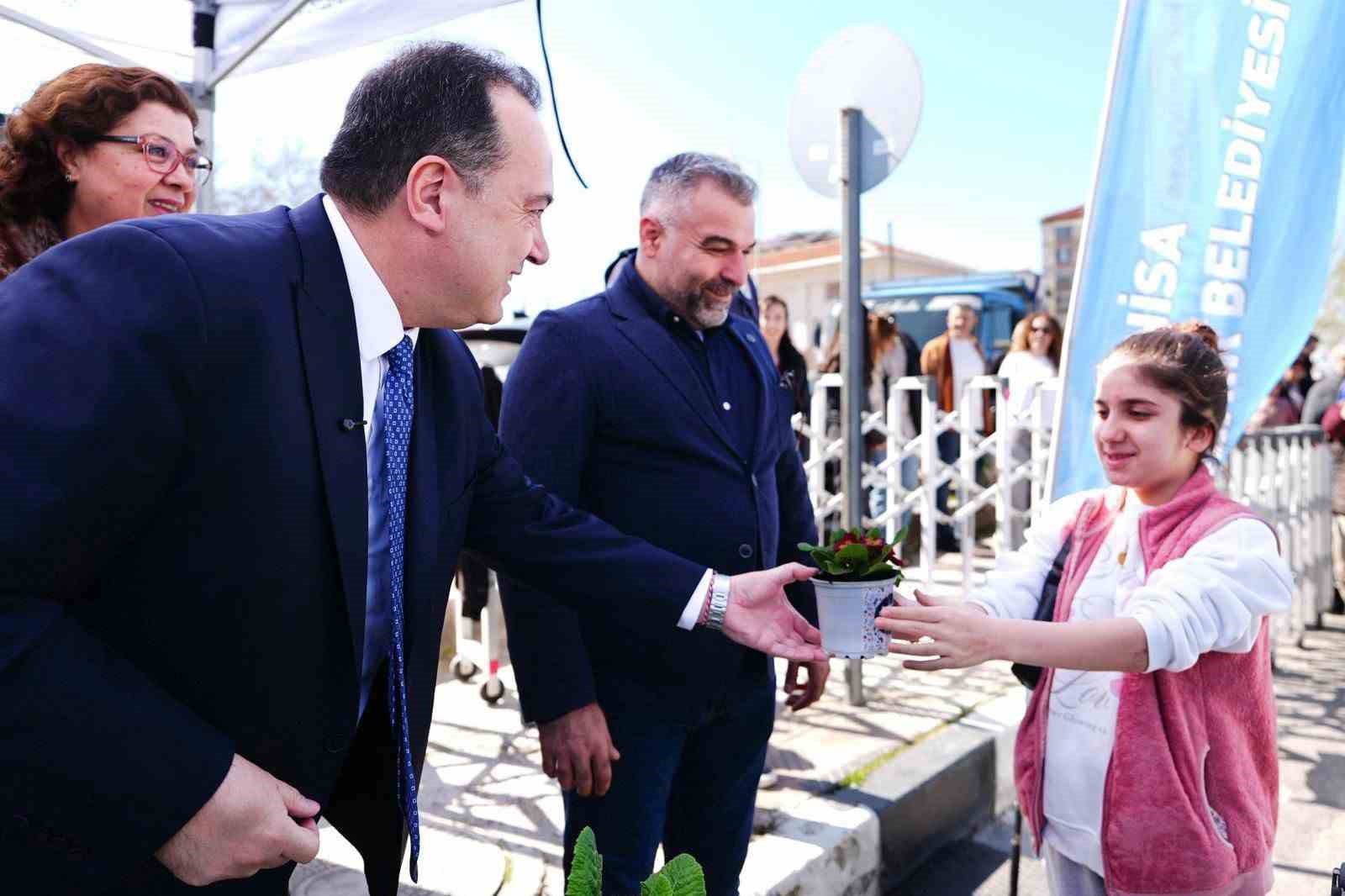 Başkan Dutlulu’dan 8 Mart’a çiçekli kutlama
