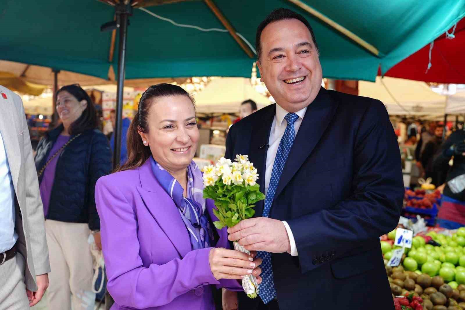 Başkan Dutlulu’dan 8 Mart’a çiçekli kutlama
