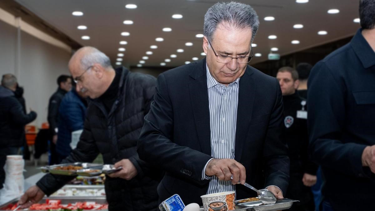 Başkan Er ile Rektör Akpolat sahur programında öğrencilerle bir araya geldi
