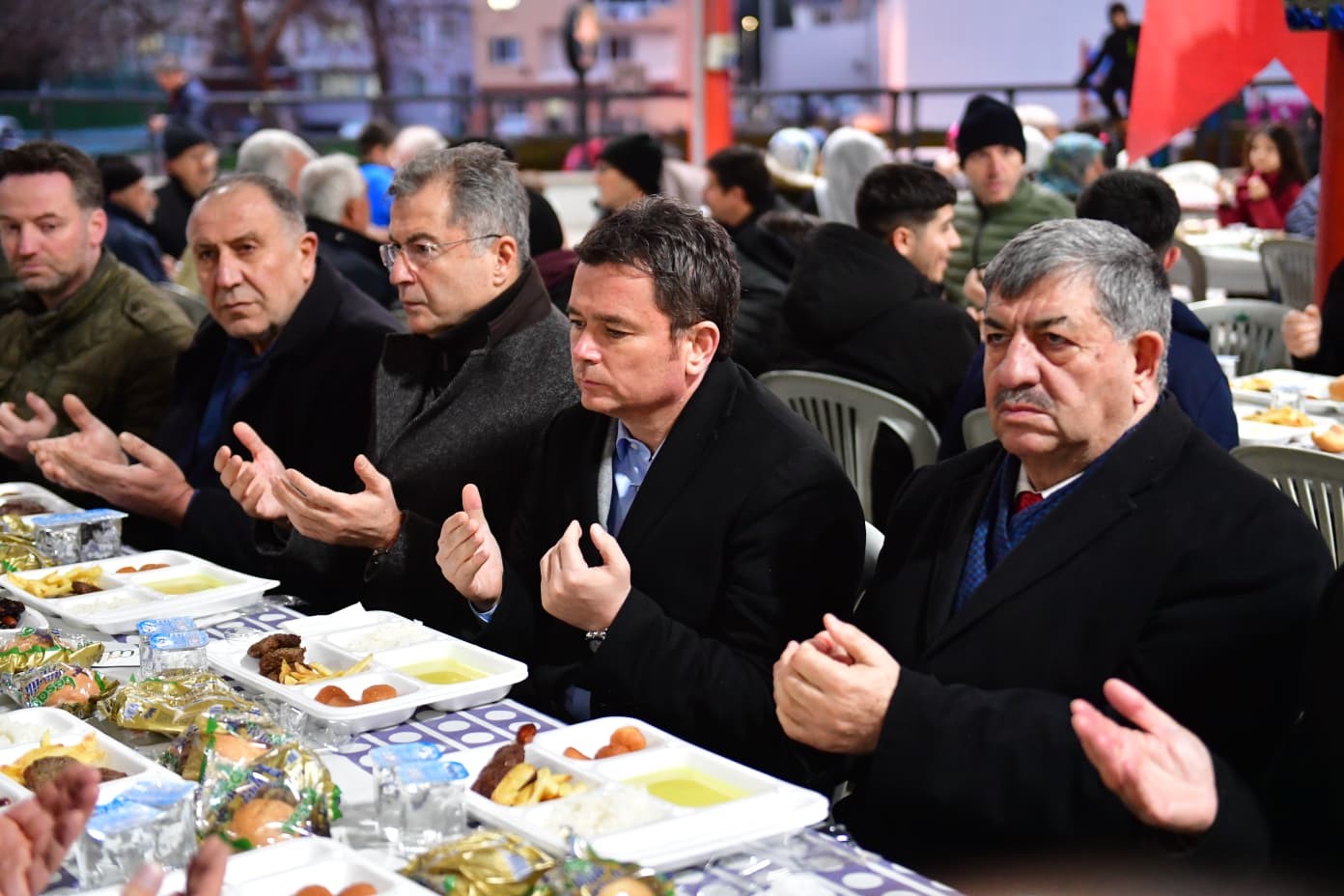 Başkan Erkan Aydın Panayır’da vatandaşlarla gönül sofrasında buluştu
Başkan Erkan Aydın Panayır’da vatandaşlarla gönül sofrasında buluştu