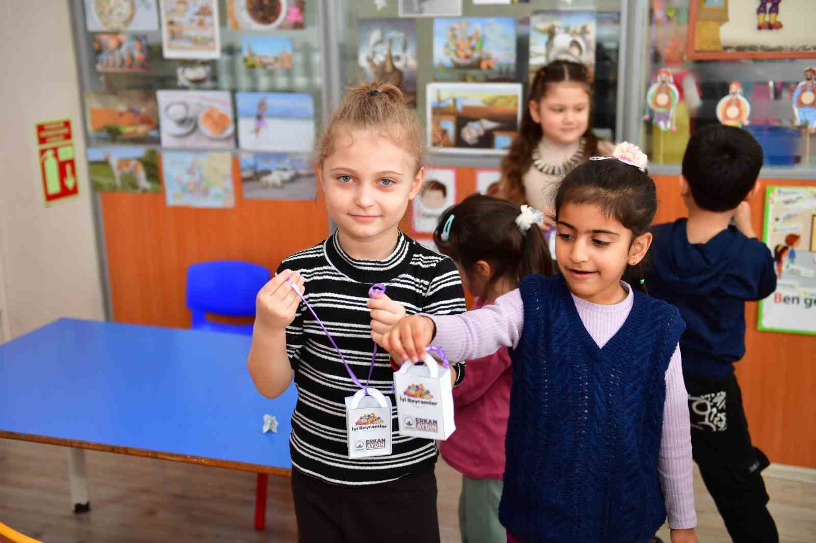 Başkan Erkan Aydın’dan çocuklara bayram ziyareti
