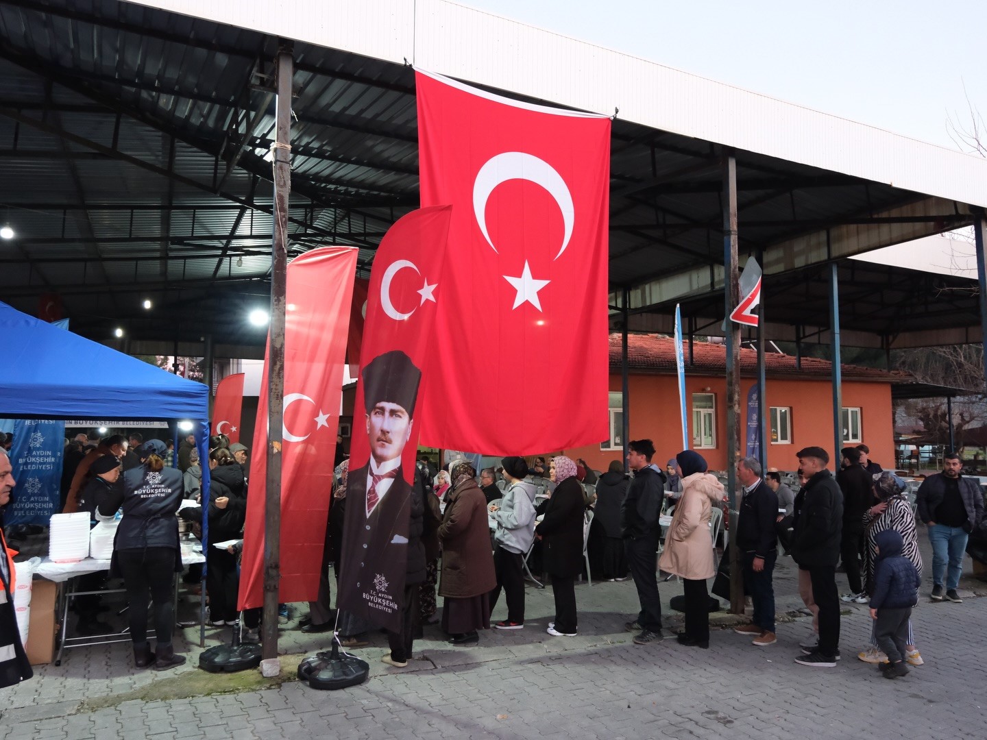 Başkan Erol ilk iftarını vatandaşlarla açtı
