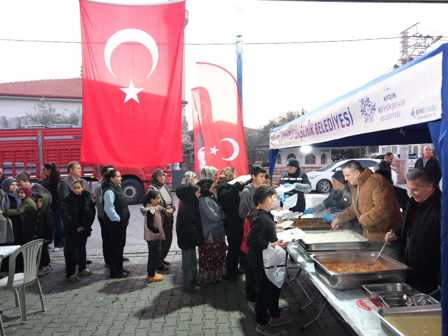 Başkan Erol ilk iftarını vatandaşlarla açtı
